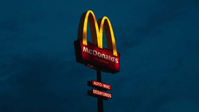 Logo for news article #2 (McDonald's Revamps Ranks to Speed Burger Breakthroughs)